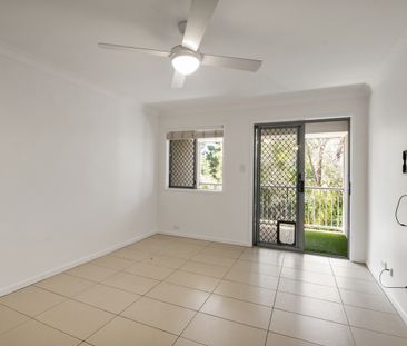 Stylish 2-Bedroom Apartment with Private Terrace & Lock-Up Garage - Photo 1