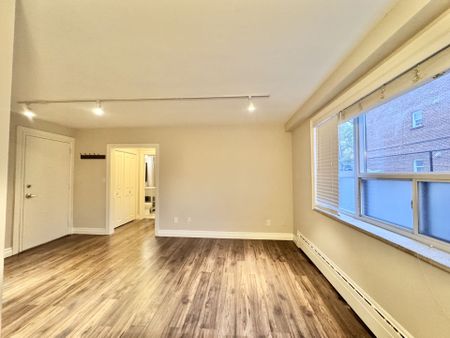 For Lease - 25 Paisley Boulevard Unit# Unit One, Mississauga, Ontario - Photo 2