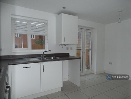 3 bedroom semi-detached house to rent - Photo 4