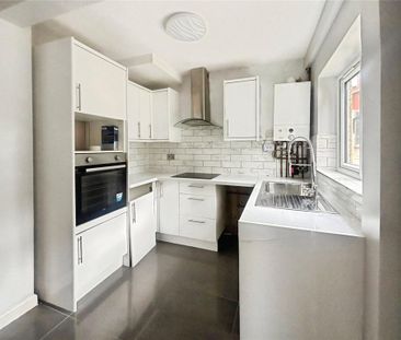 3 bedroom end of terrace house to rent - Photo 2