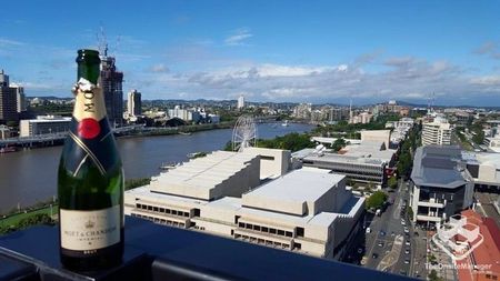 Fully Furnished 2 bedroom in prime location with city & river views - Photo 5