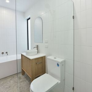 Modern Gem in Airport West! - Photo 2