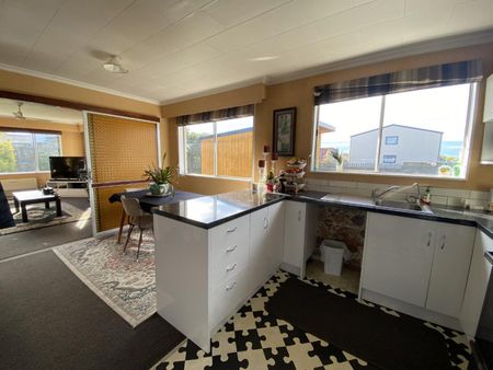 Strathearn Family home - Photo 2