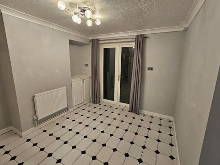 1 bedroom in a house share to rent - Photo 3