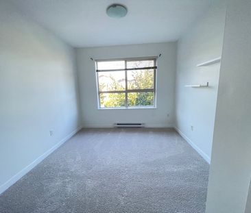 Spacious End Unit 3 Bedroom Townhome - Photo 2