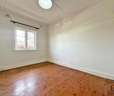 SPACIOUS FAMILY HOME IN THE HEART OF GLADESVILLE - Photo 4