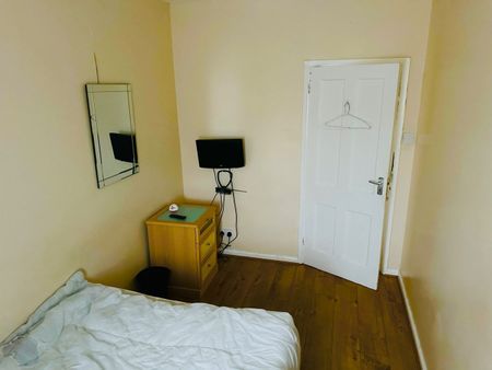 Room in a Shared House, Downham Way, BR1 - Photo 3