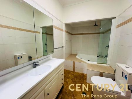 Beautifully Renovated 3-Bedroom Home Just a Short Walk from Toongabbie Station - Photo 3
