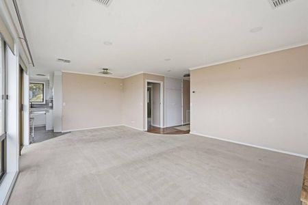 Beautiful 3-Bedroom Home with City & Water Views - Prime Sandy Bay Location - Photo 5