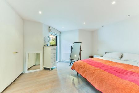 Beautifully presented two bed house in a quiet mews in Islington, N1. - Photo 4