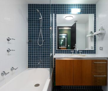 Sun-Drenched North-Facing Apartment in Award-Winning Building - Photo 6