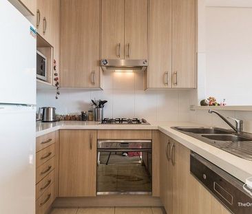 High level spacious 1 bedroom with good view - Photo 3