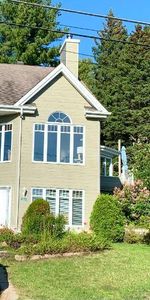 Spacieux et lumineux 3½ + bureau fermé. Terrasse plein soleil. À 5 min à pied du village et des Outlets de St-Sauveur des Monts. - Photo 3