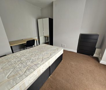 6 bedroom house to rent - Photo 2