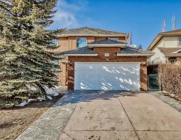 Cozy furnished House for rent in Scenic Acres | 719 Schubert Place Northwest, Calgary - Photo 1