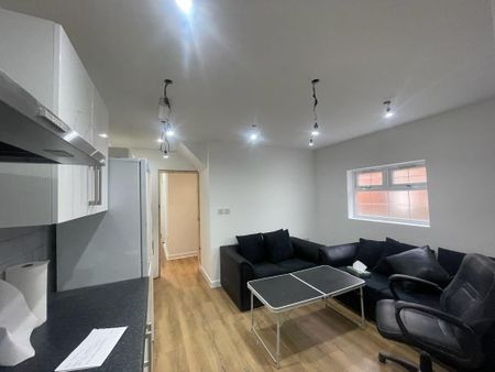 6 bedroom terraced house to rent - Photo 2