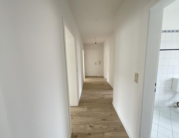 Renovierte 4-Zimmer-Wohnung mit zwei Bädern und Balkon frei! - Foto 1