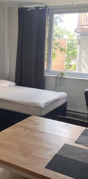📢 Cession de bail – Studio meublé tout inclus – 1012$ – Côte Sainte-Geneviève - Photo 1