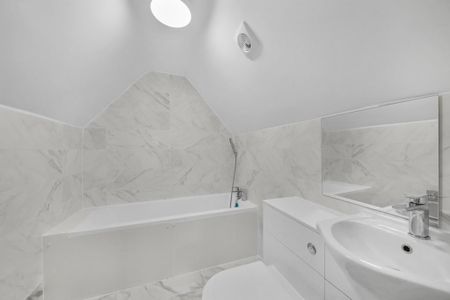 5 bedroom detached house to rent - Photo 2