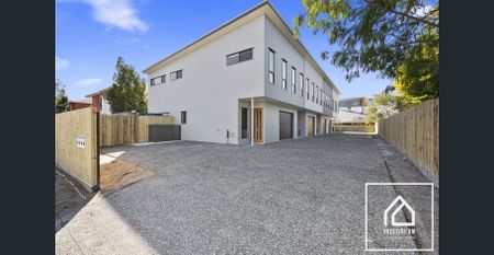 MODERN TOWNHOUSE - Photo 2