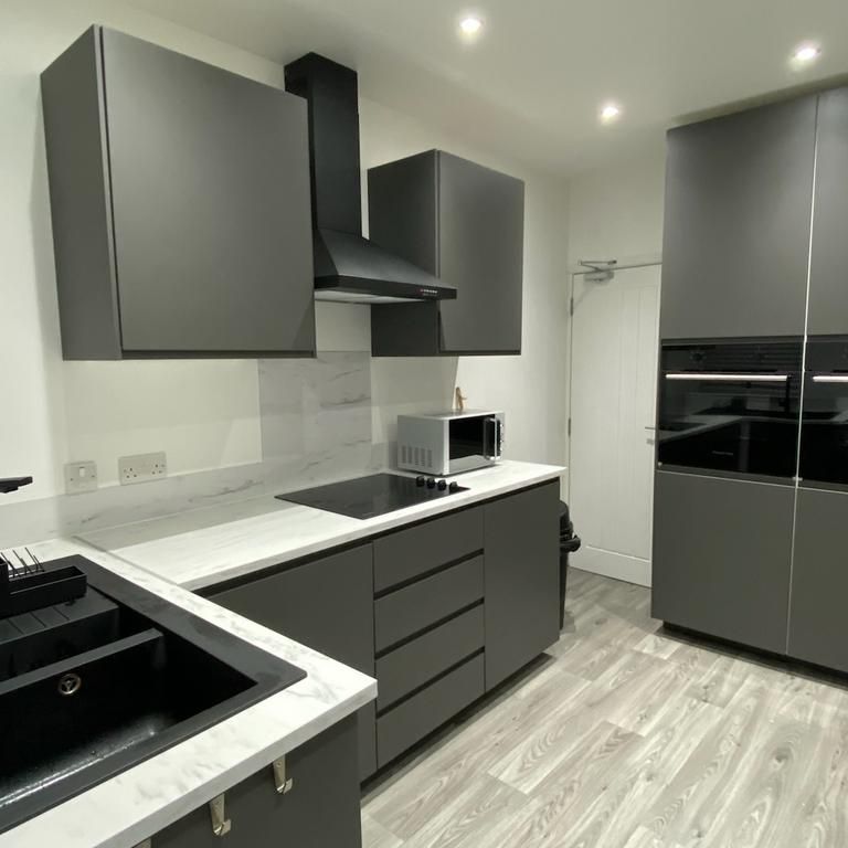 6 bedroom semi-detached house to rent - Photo 1