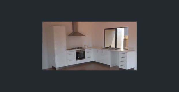 Modern 4 bedroom 2 bathroom home in Cable Beach - Photo 1