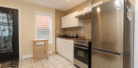 Lovely 2 Bed/1Bath Suite - Photo 2