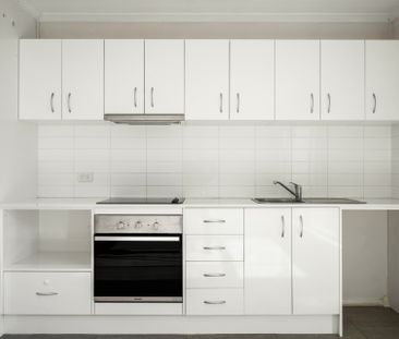 Sunny 1 Bedroom Townhouse with Courtyard - Photo 5