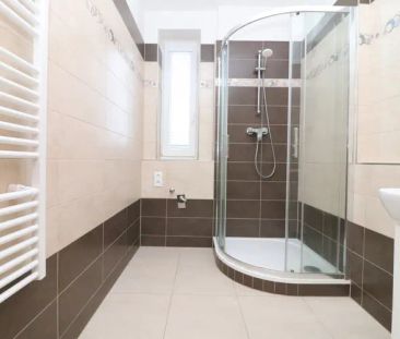 Nabízíme pronájem zánovního zděného bytu 2+kk s balkónem a garážový... - Photo 4