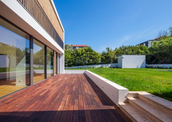 Moradia T6 de arquitetura moderna inserida no Golfe de Oeiras