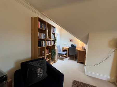 2 bedroom Flat To Let - Photo 3