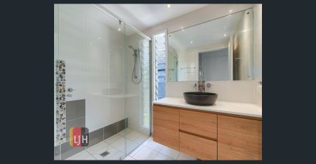 HIDDEN GETAWAY, GORGEOUS 4 BEDROOM HOME WITH POOL ! - Photo 2