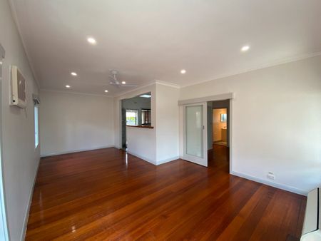 Great Location, Three bedroom home - Photo 5