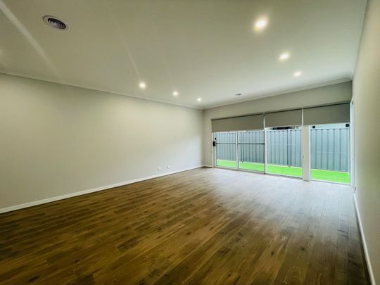 Family Home in Grand Central Tarneit! - Photo 1