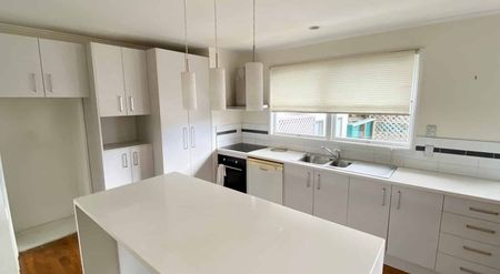 Free Standing 3 bedroom, Power & Water Included! - Photo 3