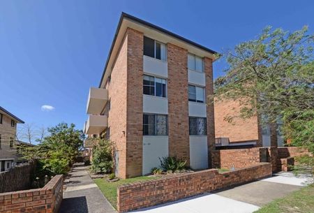 Airy Apartment With Lock Up Garage - Photo 4