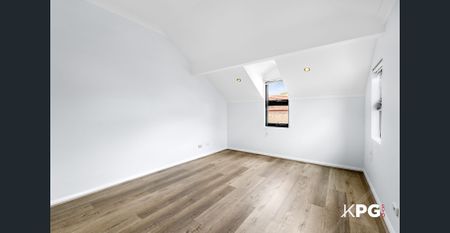 Renovated 3 bedroom pet friendly home - Photo 2