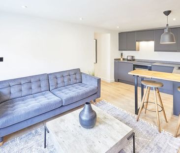 Golden Lion Bank - Photo 1