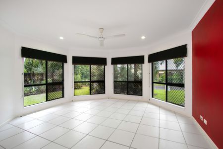 SPACIOUS FAMILY HOME IN SOUGHT AFTER LOCATION! - Photo 2