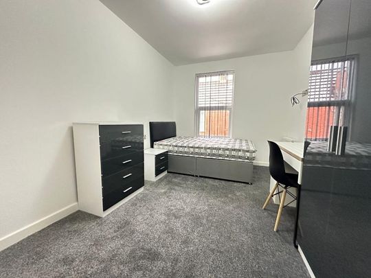 6 bedroom terraced house to rent - Photo 1
