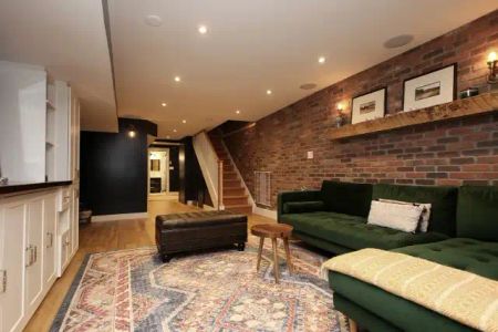 Toronto Furnished House for Rent - Incredible 3 Bedroom, 2 Bathroom with Original Details in Queen West - Photo 2