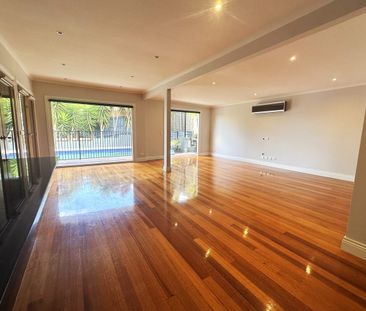 Spacious Family Home with Pool in Prime Doncaster Location - Photo 2