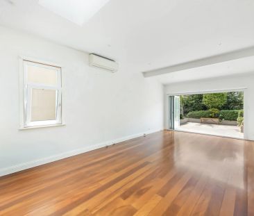 Spacious semi with sunny courtyard - Photo 3