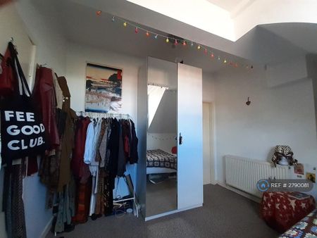 1 bedroom in a flat share to rent - Photo 4