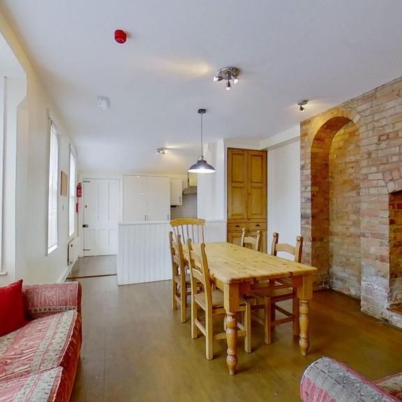 8 bedroom house to rent - Photo 1