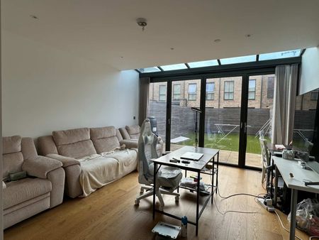 Colindale Gardens 2 Room 1 Room 2 Room 3 Room 4 - Photo 2