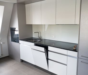 Charmante 4-Zimmer-Dachwohnung an der Dorfstrasse in Meilen - Photo 3