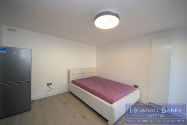 Maple Grove, Kingsbury, NW9 - Photo 1