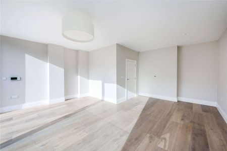 A superbly located four bedroom house with parking. - Photo 2