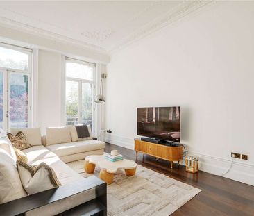 A beautifully renovated first floor period conversion with high cei... - Photo 1
